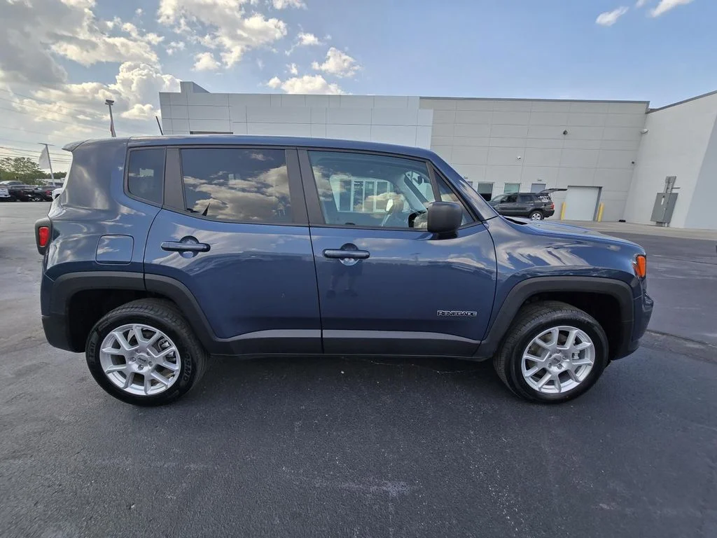 Used 2023 Slate Blue Pearlcoat Jeep Latitude image 8