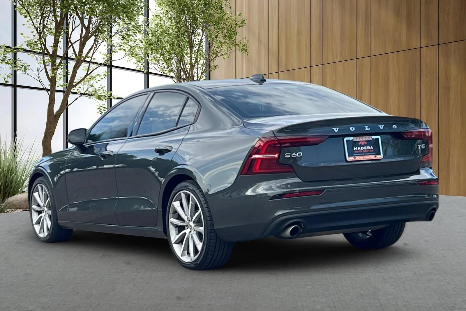 Used 2021 Gray Volvo Momentum image 6