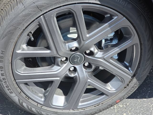 New 2026 Diamond Black Crystal Pearl-Coat Exterior Paint Jeep Limited image 24