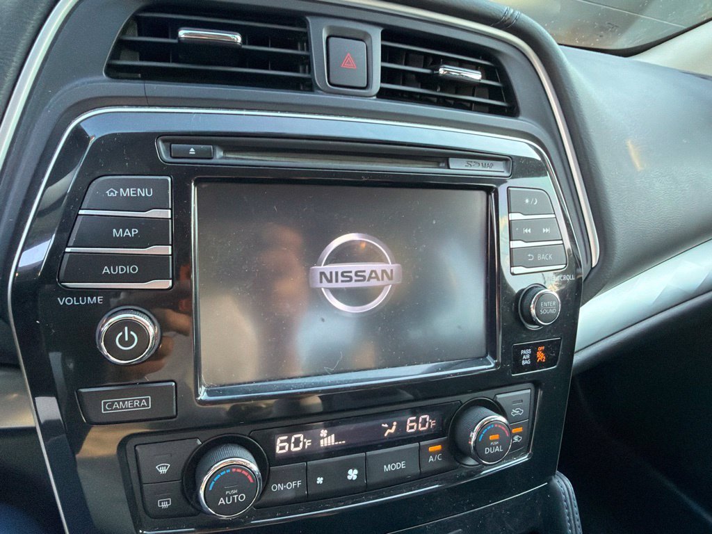 Used 2017 White Nissan SR image 9