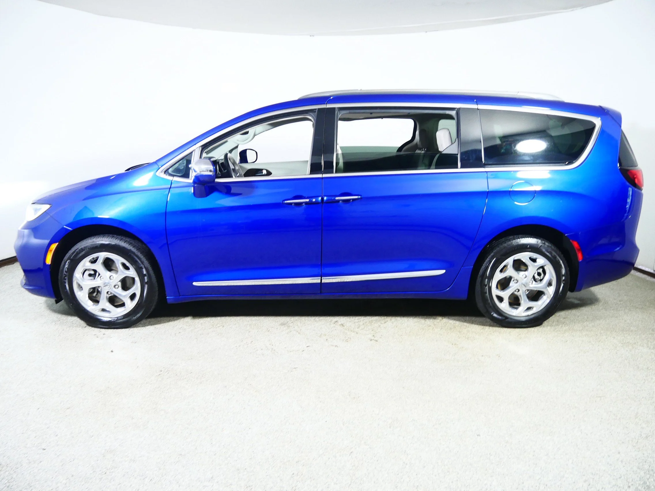 Used 2021 Fathom Blue Pearlcoat Chrysler Limited image 4