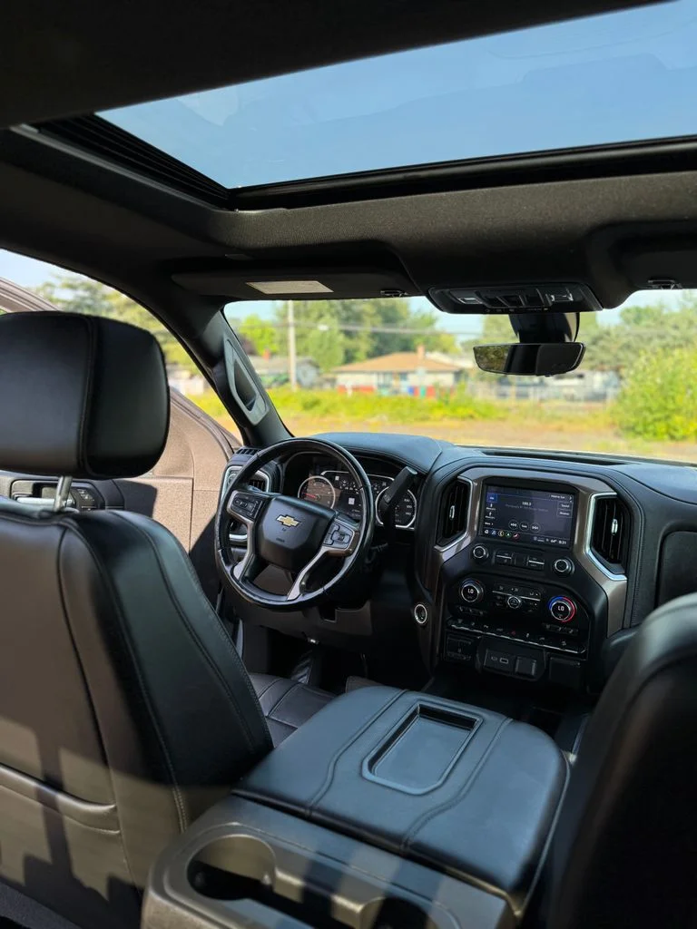 Used 2022 Silver Ice Metallic Chevrolet High Country image 29