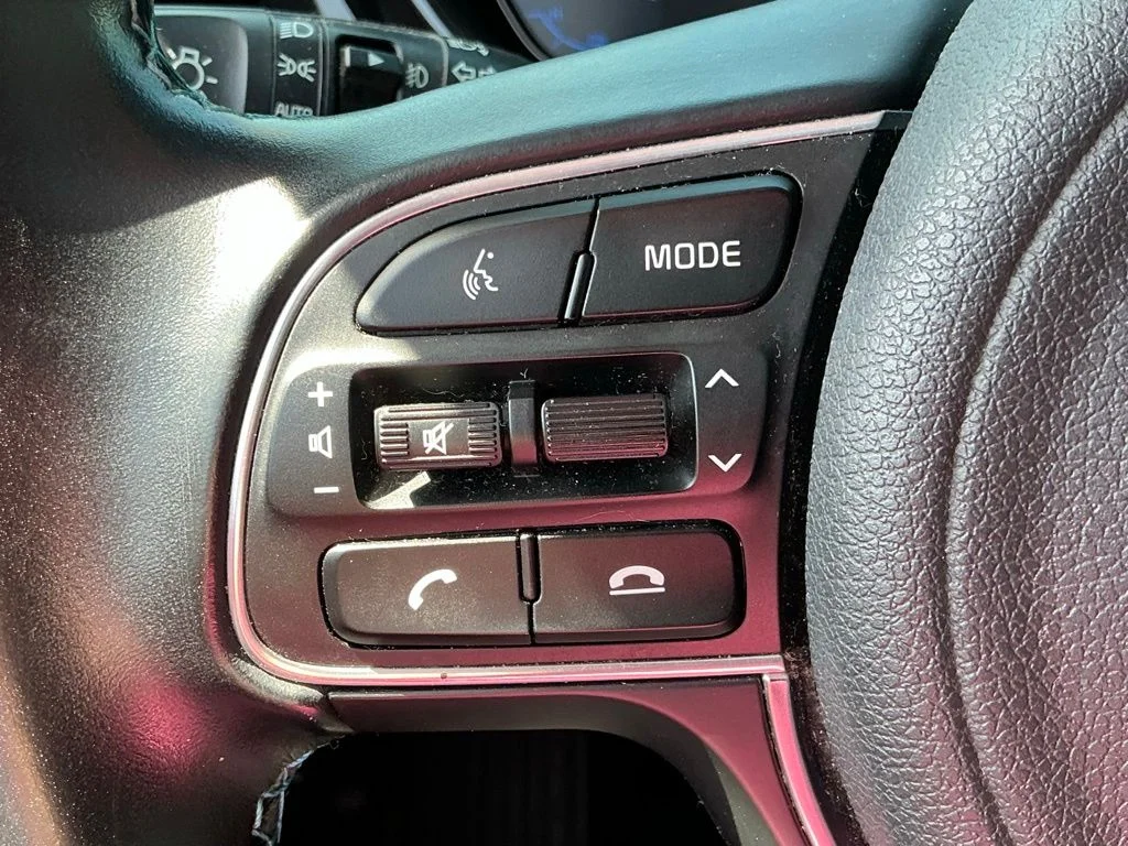 Used 2020 White Kia Touring image 29
