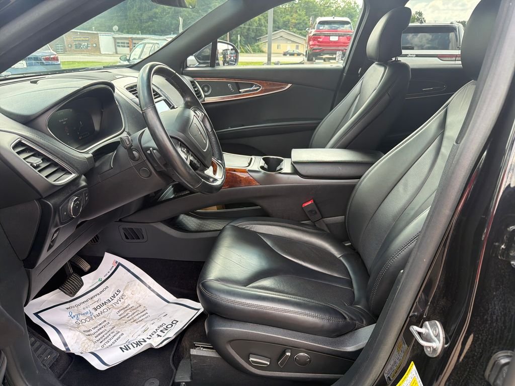 Used 2019 Black Lincoln Select image 13