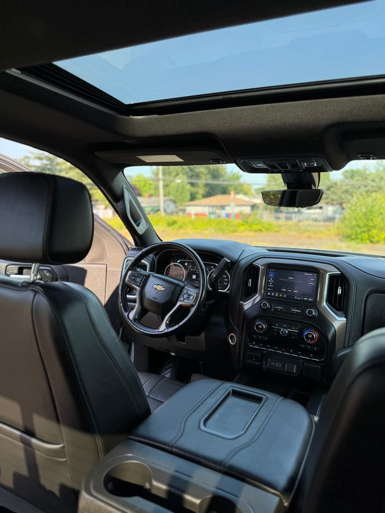 Used 2022 Silver Ice Metallic Chevrolet High Country image 29