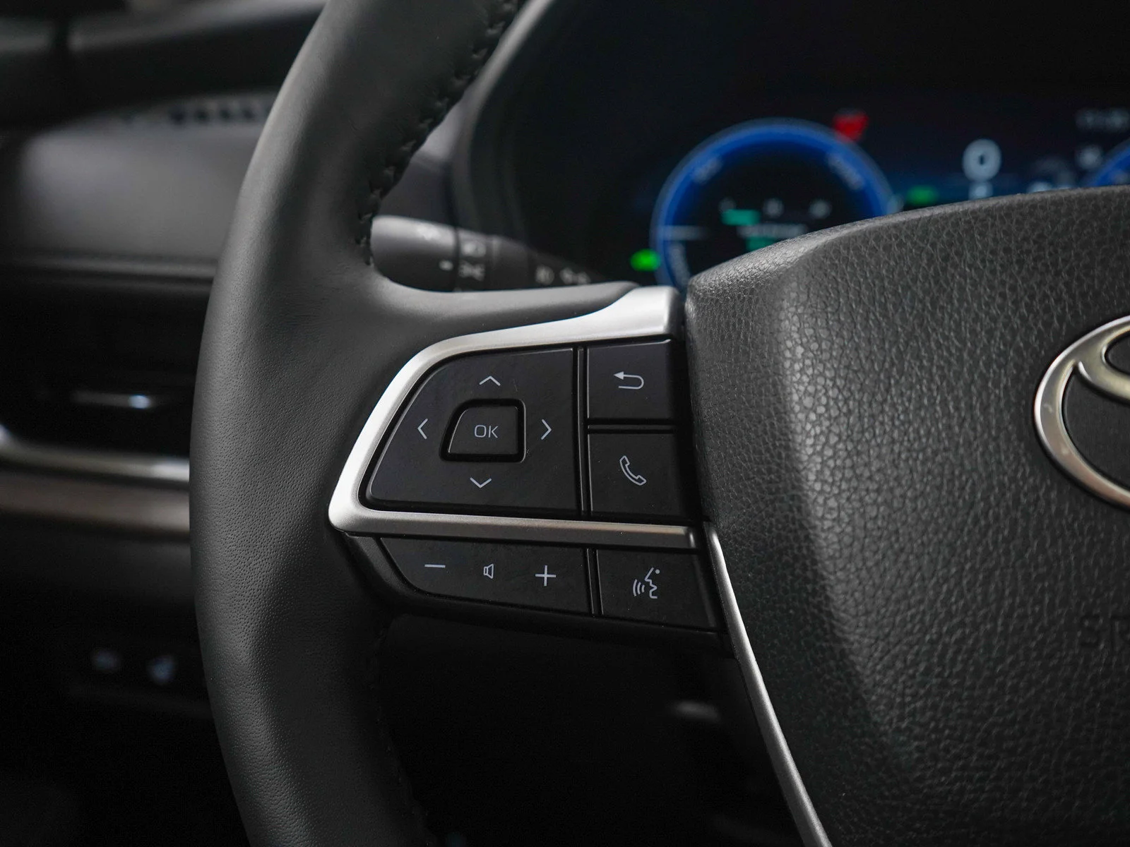 Used 2025  Toyota XLE image 28