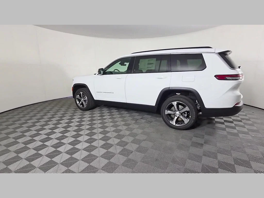 New 2026 Bright White Clear-Coat Exterior Paint Jeep Limited image 32