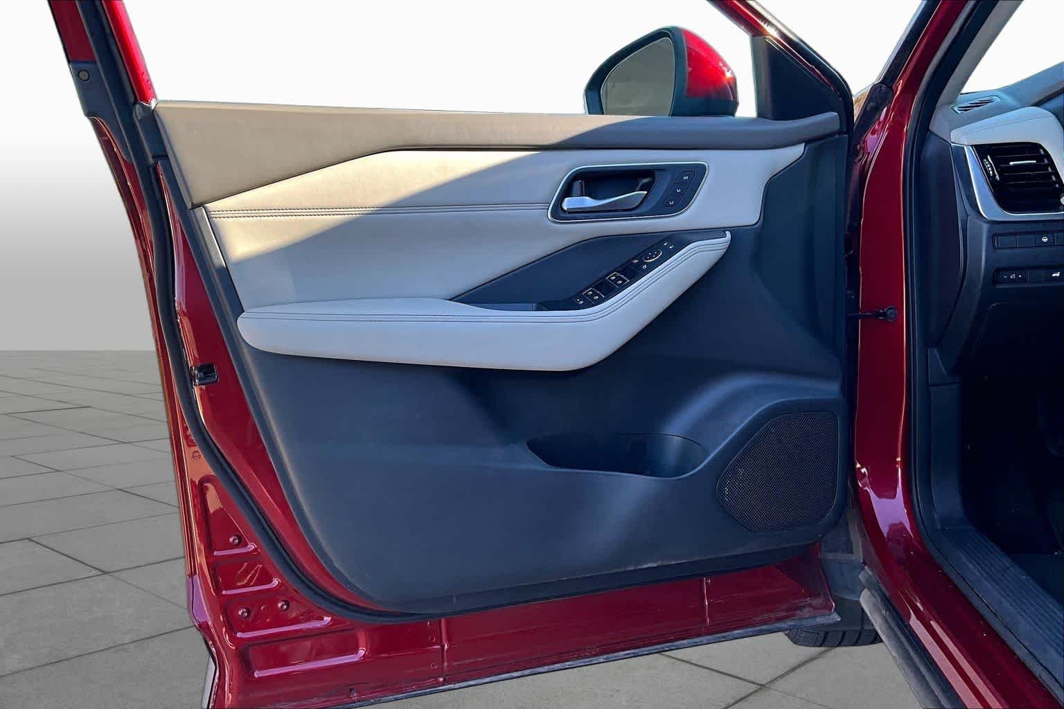 Used 2021 Scarlet Ember Tintcoat Nissan SL image 24