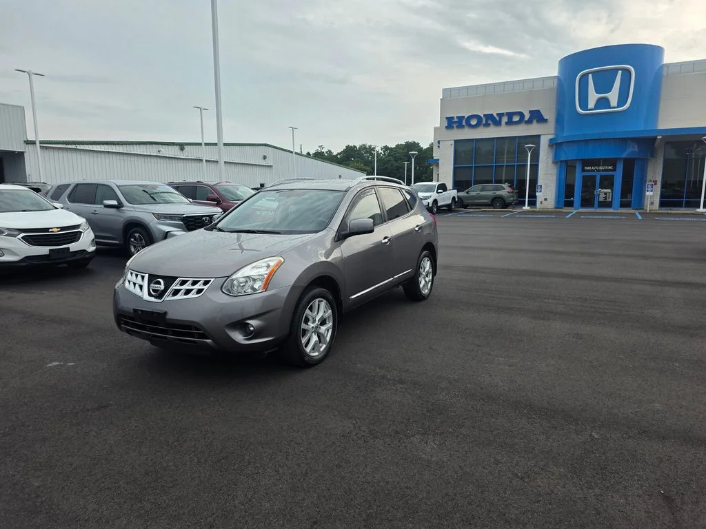 Used 2011 Platinum Graphite Nissan SV image 7