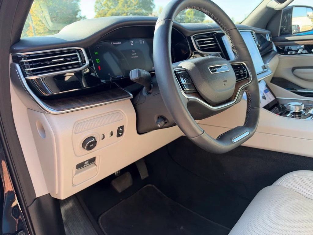 Used 2025 Black Jeep Base image 19