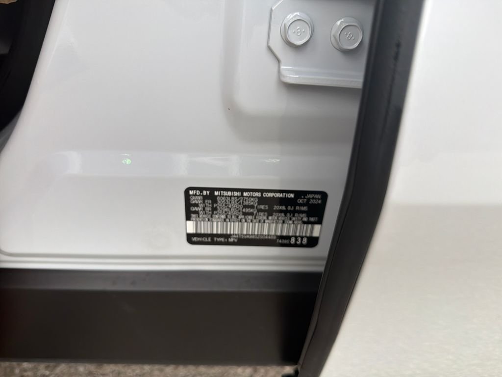 Used 2025 White Mitsubishi SE image 25