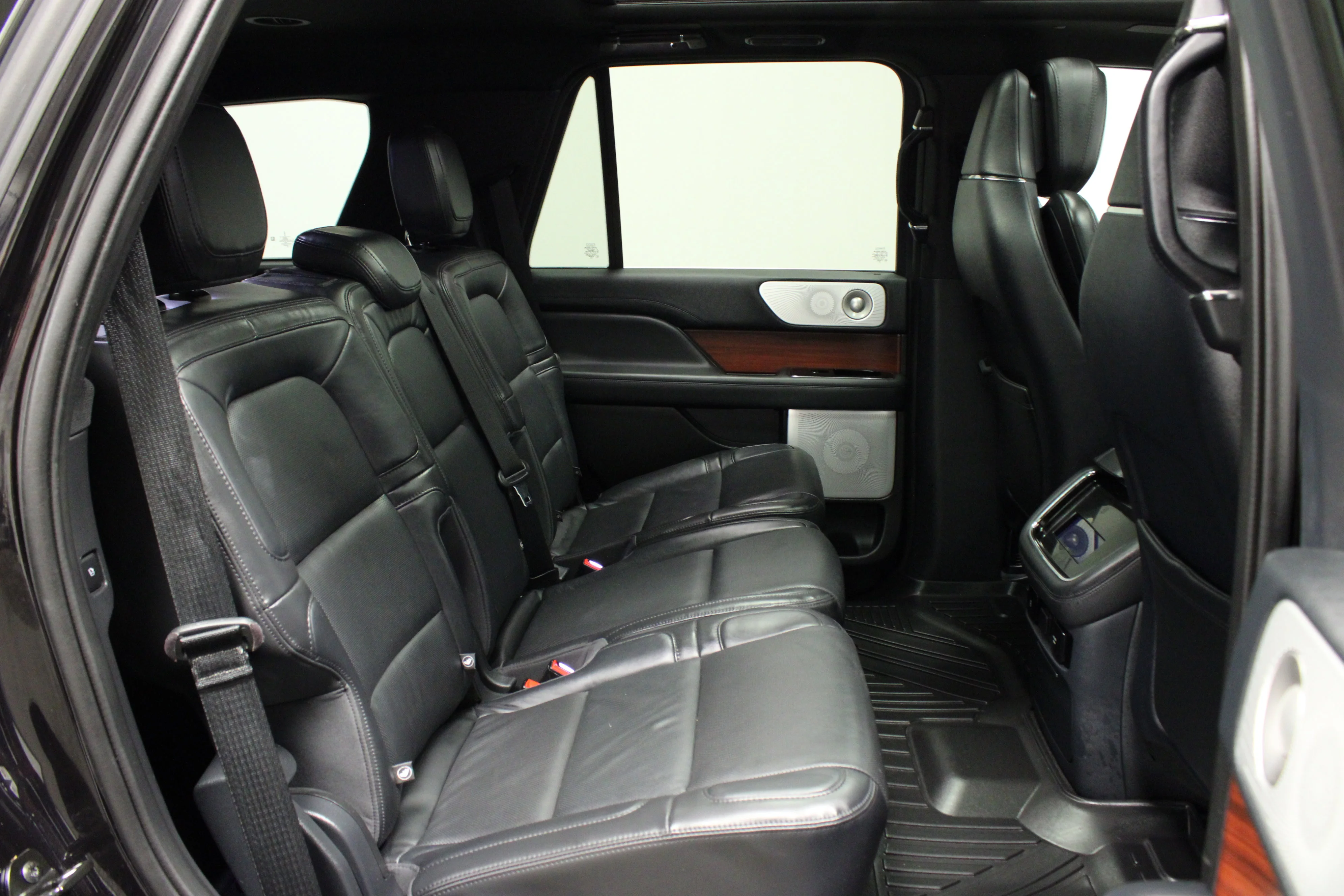 Used 2024 Infinite Black Metallic Clearcoat Lincoln Reserve image 17