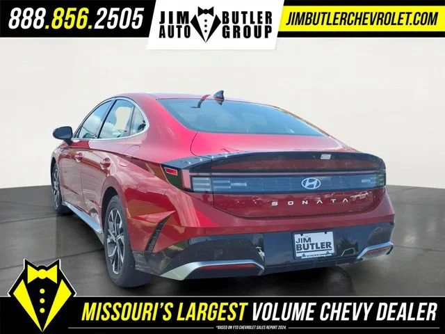 Used 2024  Hyundai SEL image 2