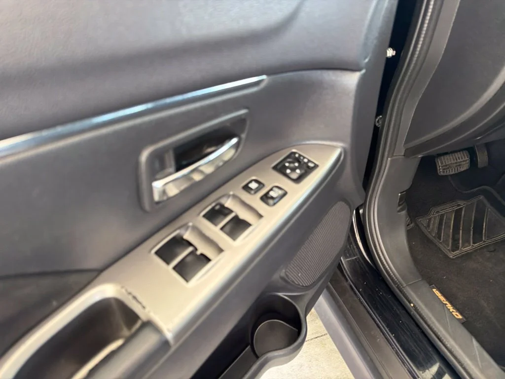 Used 2020 Black Mitsubishi  image 28