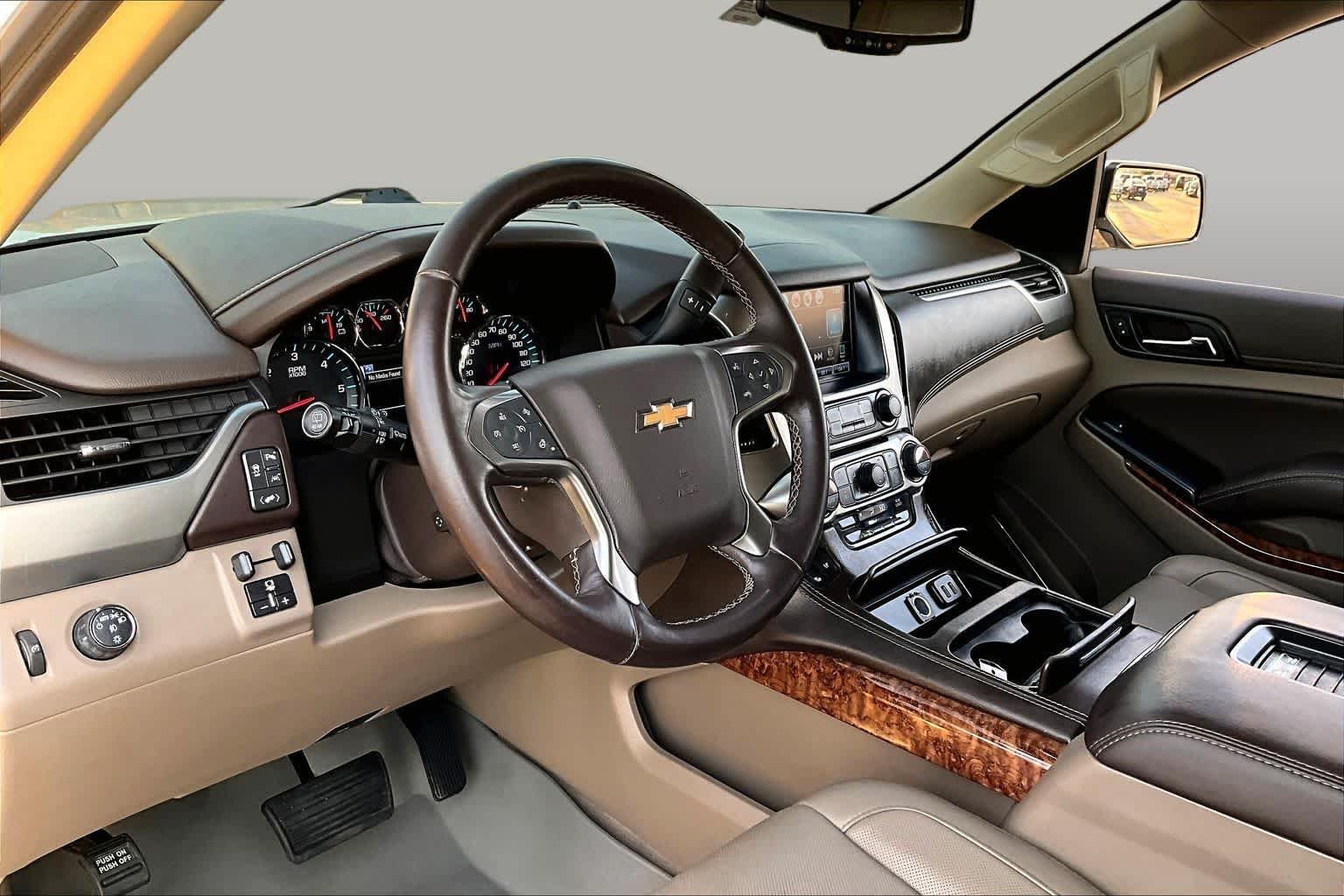 Used 2019 Iridescent Pearl Tricoat Chevrolet Premier image 18