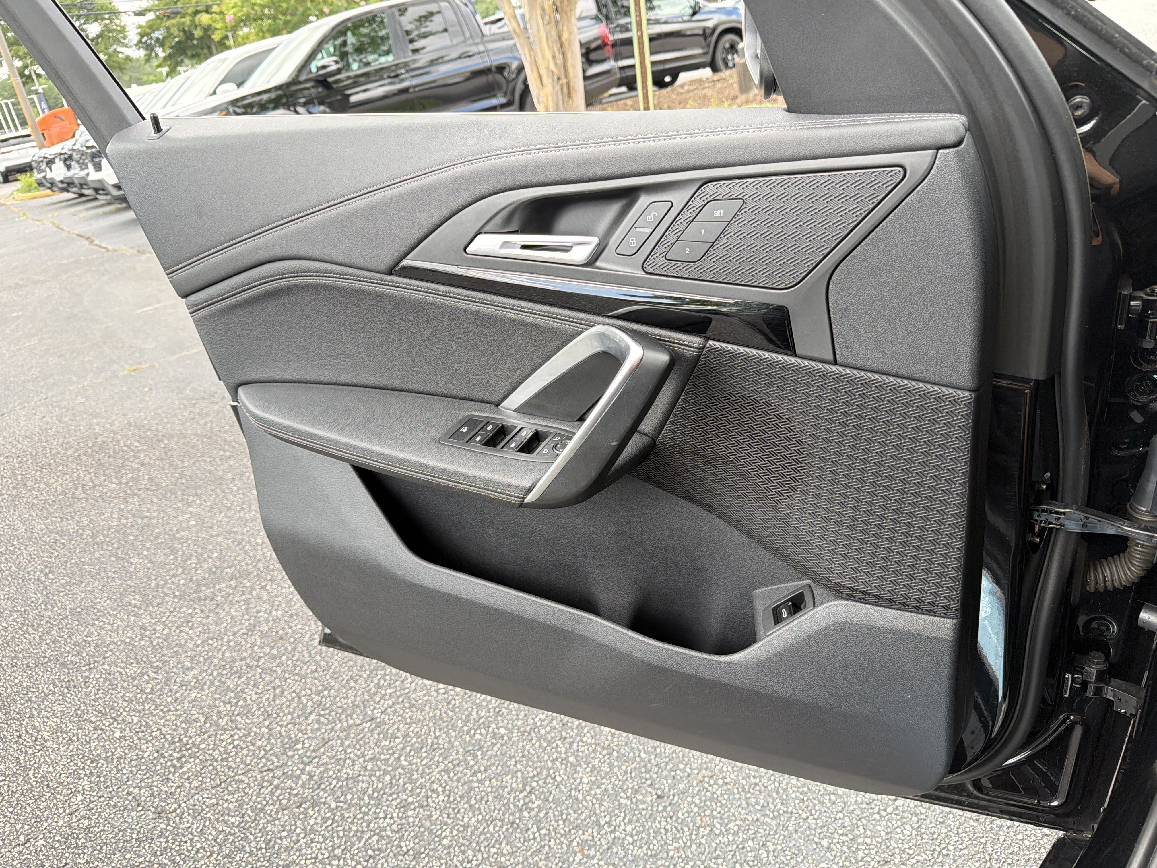 Used 2023 Black Sapphire Metallic BMW xDrive28i image 15