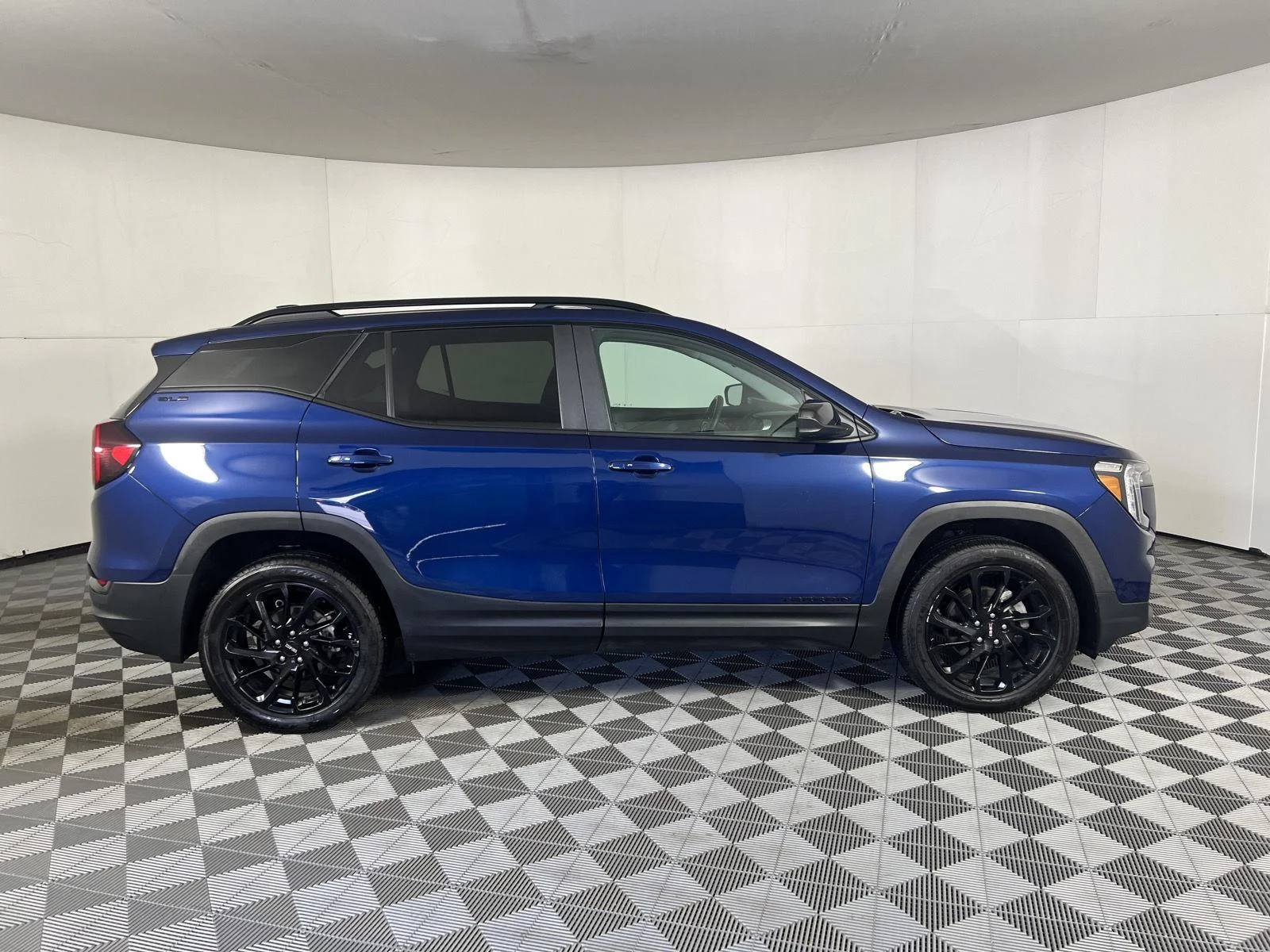Used 2023 Marine Metallic GMC SLE image 16