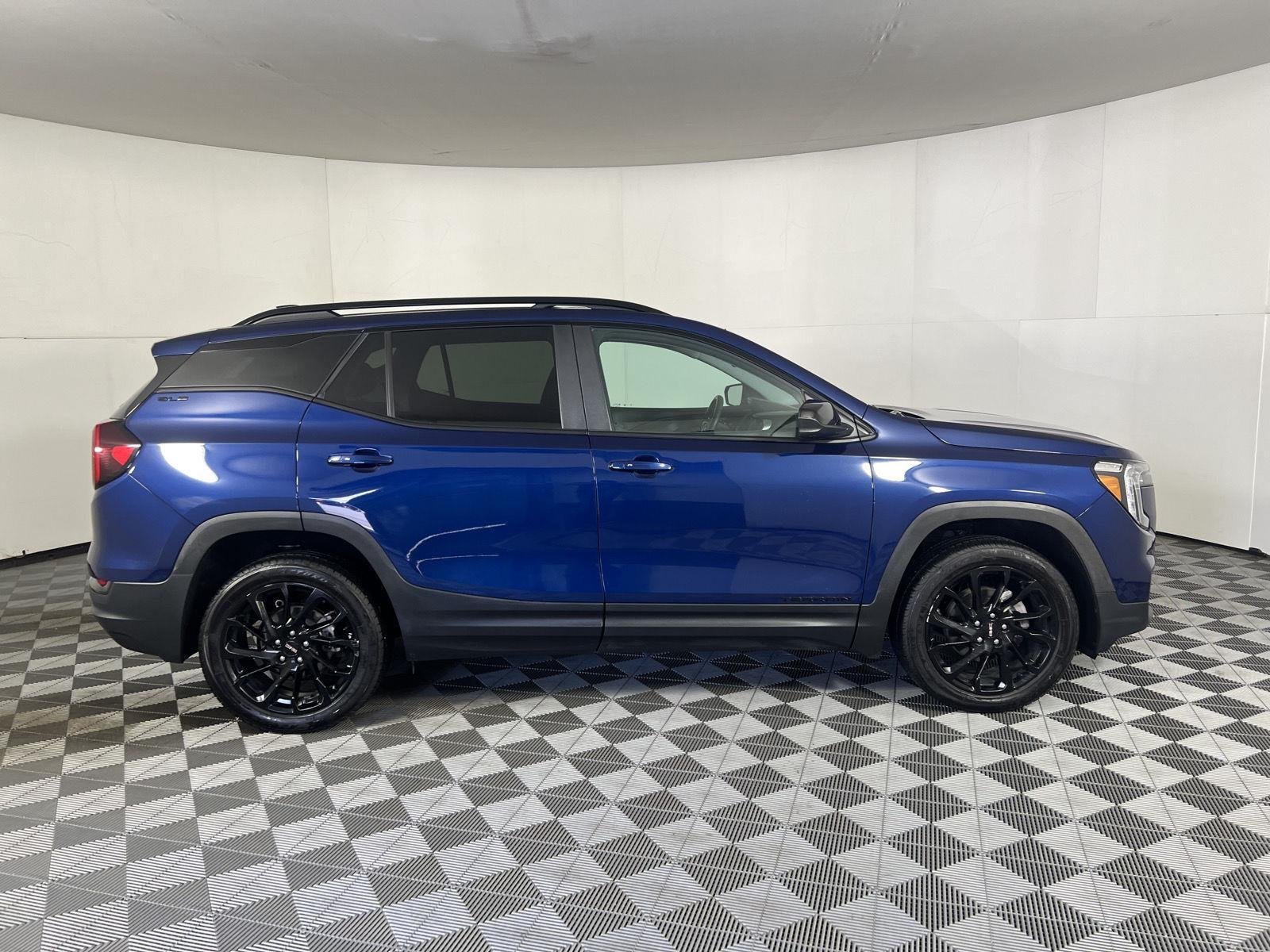 Used 2023 Marine Metallic GMC SLE image 16