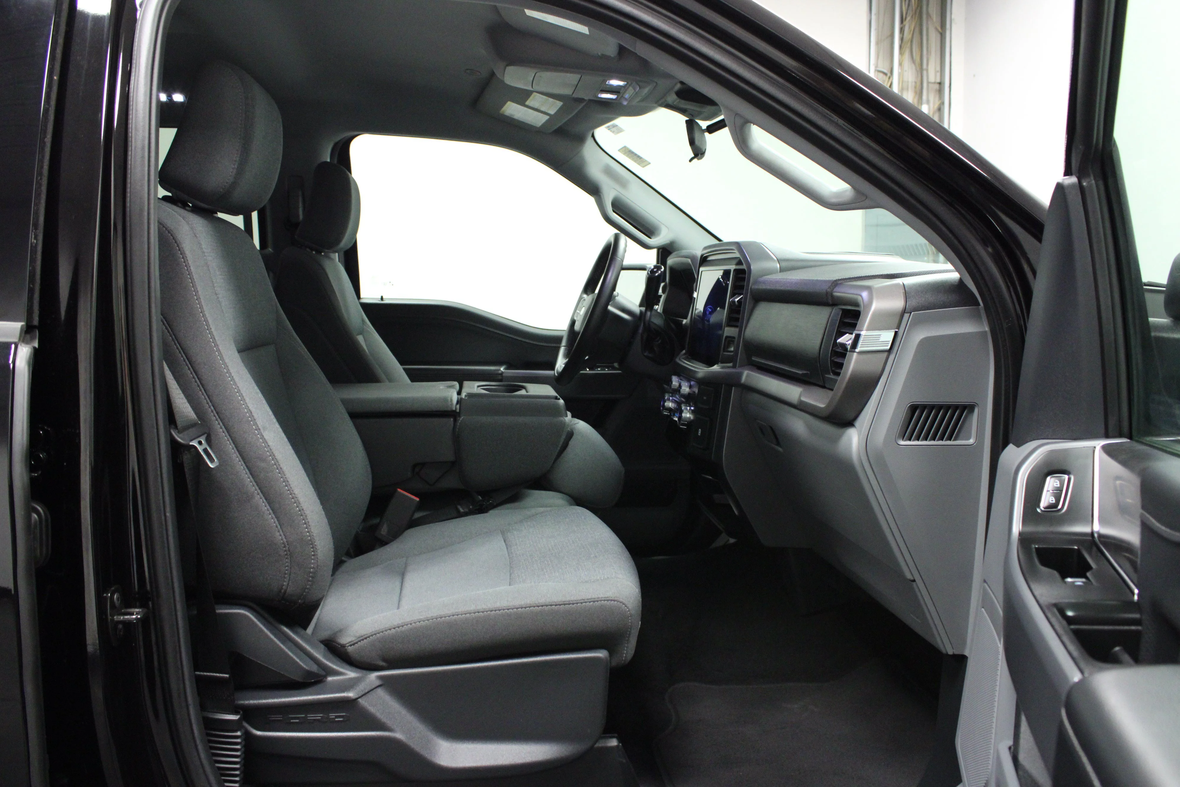 Used 2025 Agate Black Metallic Ford XLT image 16