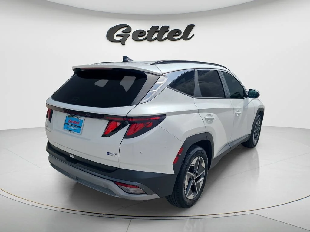 Used 2025 White Hyundai SEL image 5