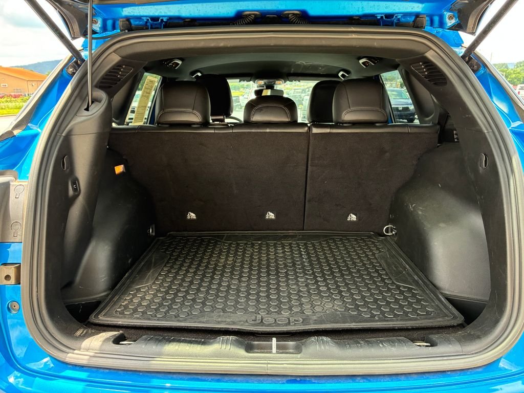 Used 2025 Blue Jeep Latitude image 4
