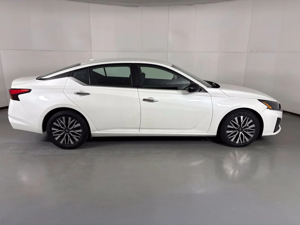 Used 2024 White Nissan 2.5 SV image 9