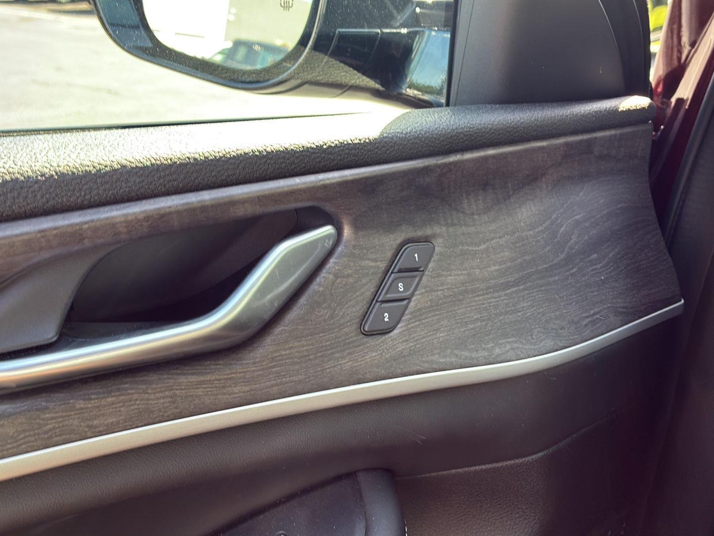 Used 2023  Jeep  image 6
