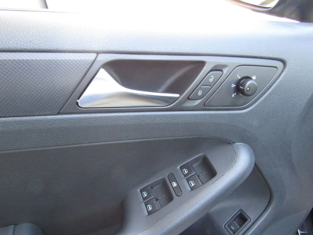 Used 2011  Volkswagen 2.5L SE image 12