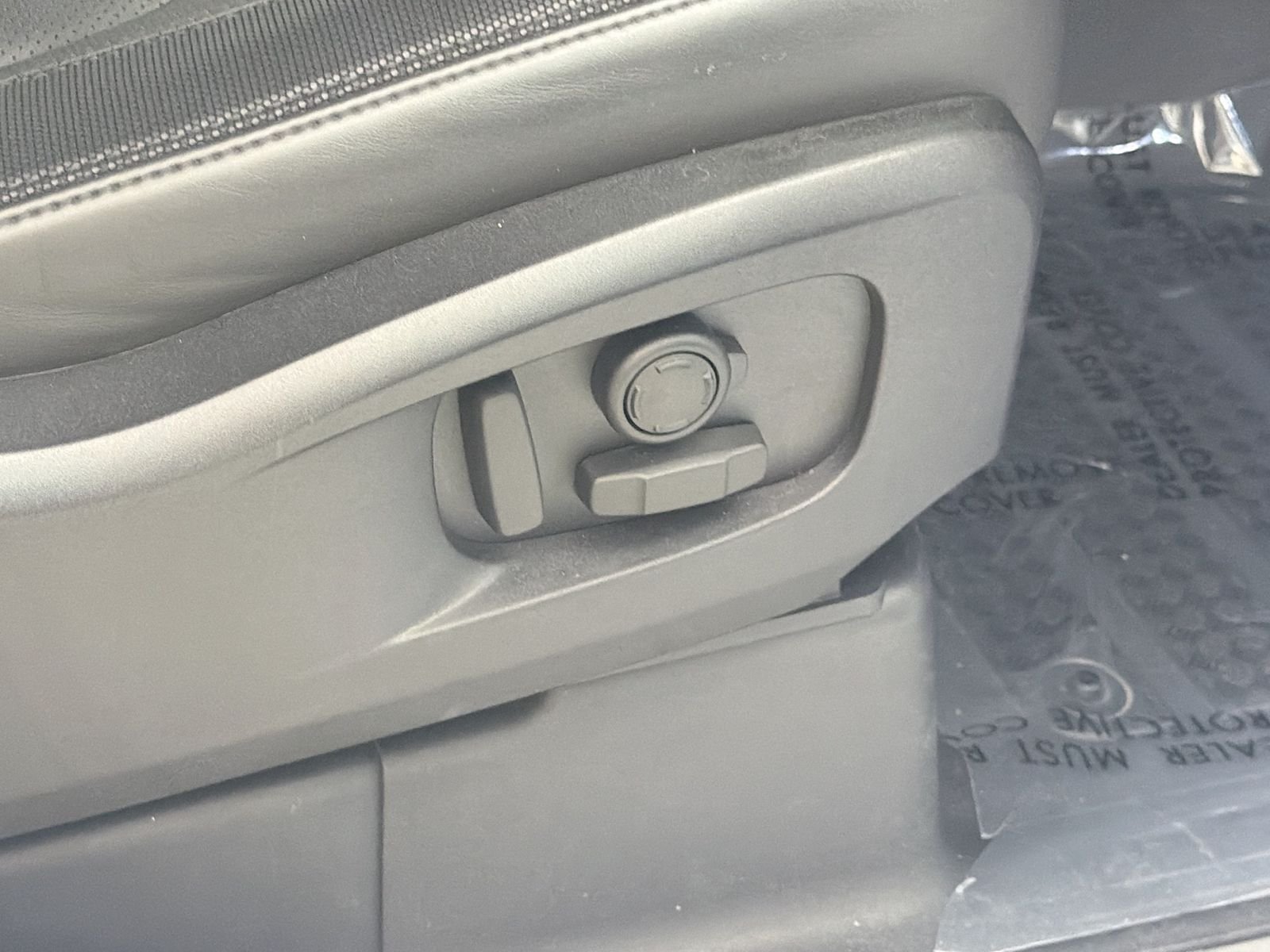 Used 2024 Fuji White Land Rover X-Dynamic SE image 34