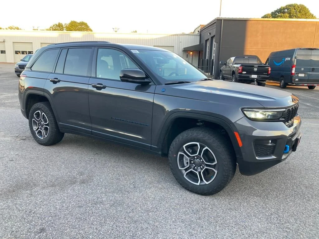 New 2024 Baltic Gray Metallic Clear-Coat Exterior Paint Jeep Trailhawk 4xe image 8