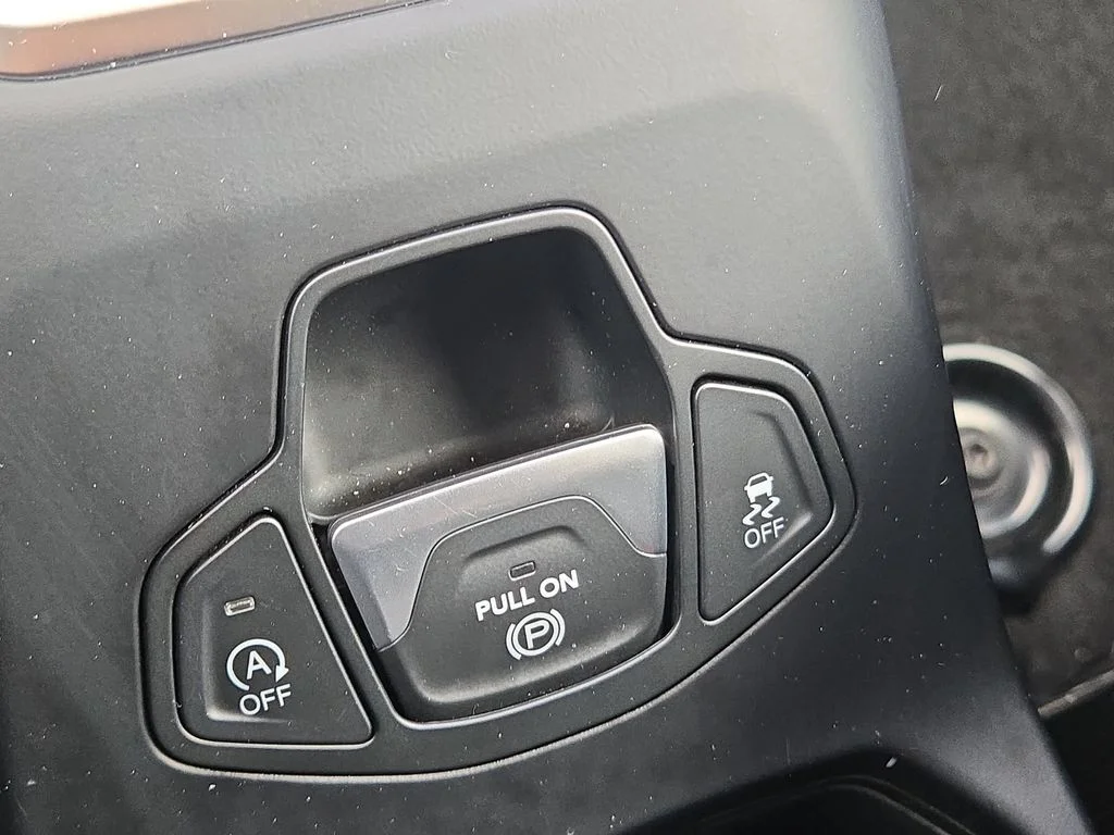 Used 2023 Red Jeep Latitude image 46