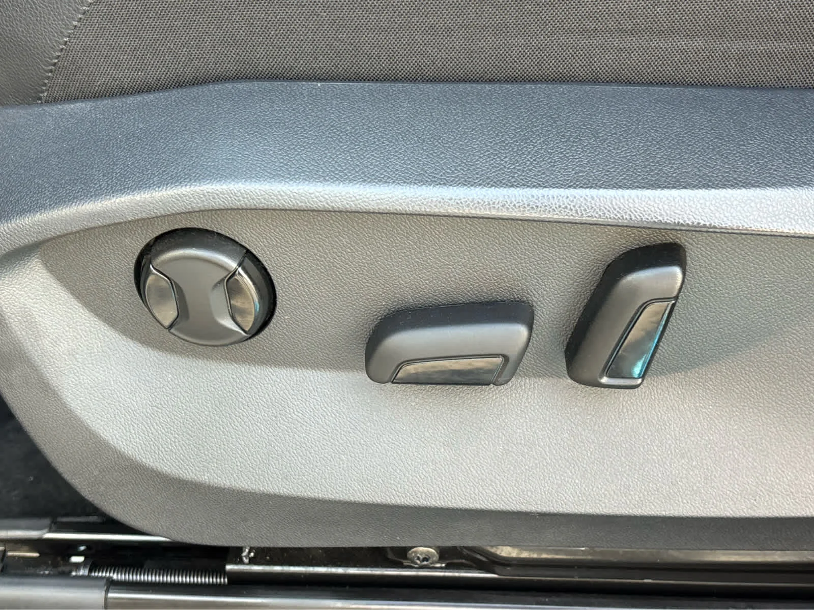Used 2023 Platinum Gray Metallic Volkswagen SE image 17