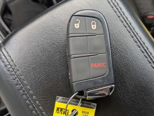 Used 2024  Jeep Latitude image 34
