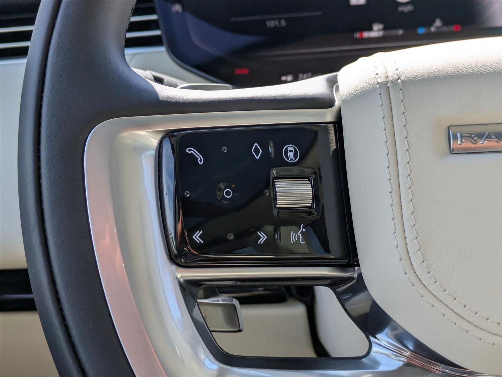 New 2026 Fuji White LAND ROVER SE 7 Seats image 17