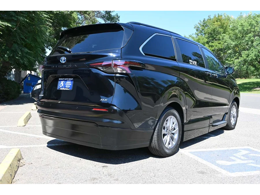 2025 Toyota Sienna XLE - Photo 6