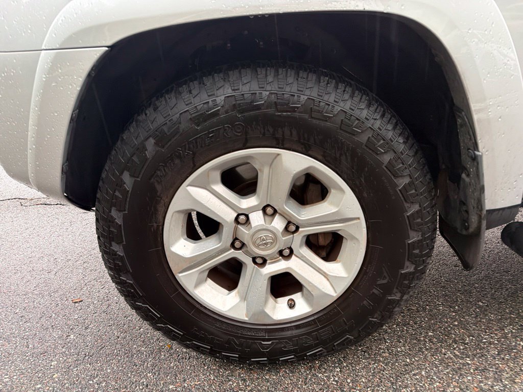 Used 2018 Classic Silver Metallic Toyota SR5 image 24