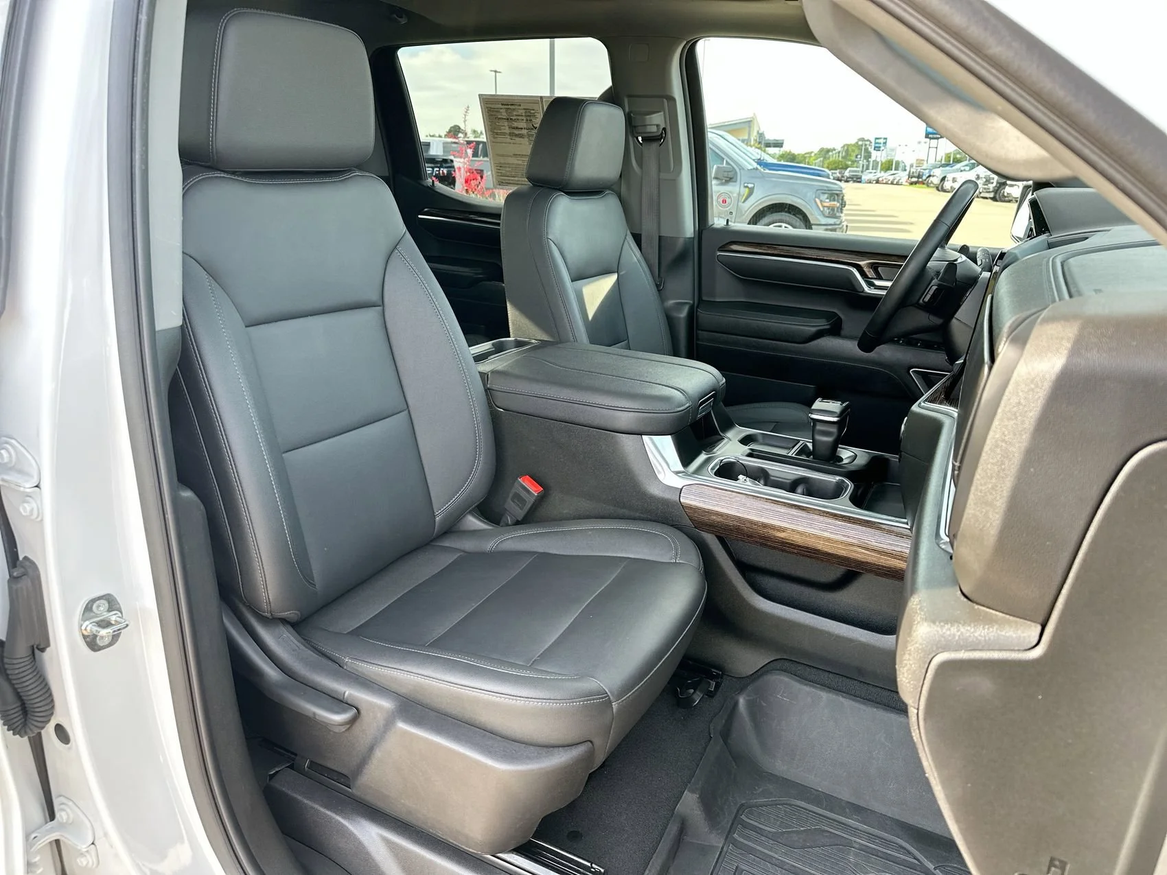 Used 2024 Summit White GMC Elevation image 25