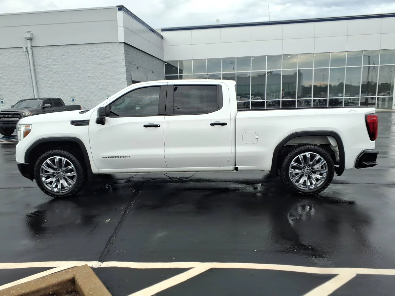 Used 2021 Summit White GMC Base image 4