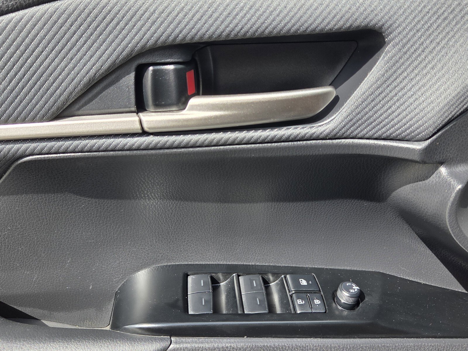 Used 2025 Ice Cap Toyota SE image 13