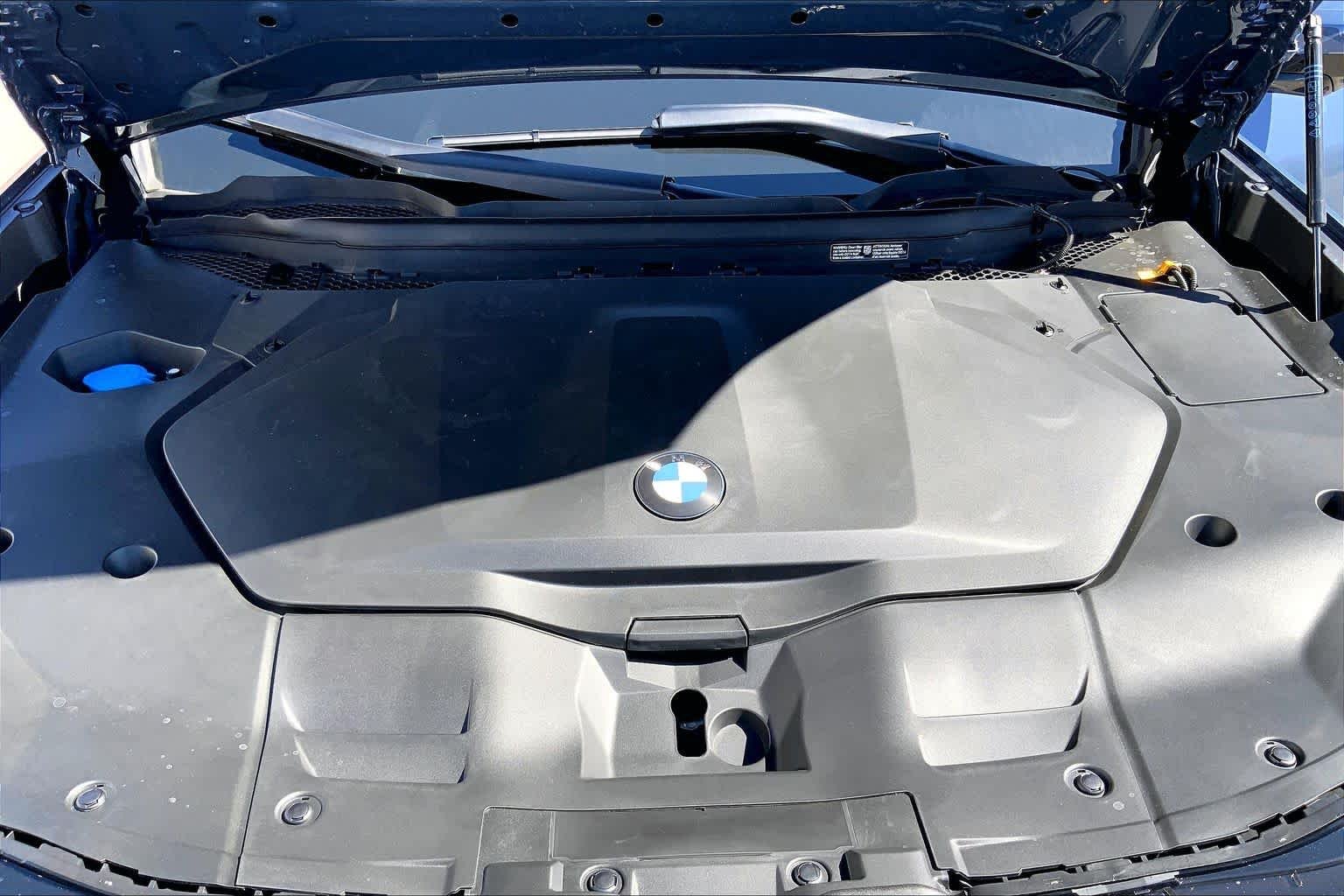 New 2027 Ocean Wave Blue Metallic BMW 50 xDrive image 16