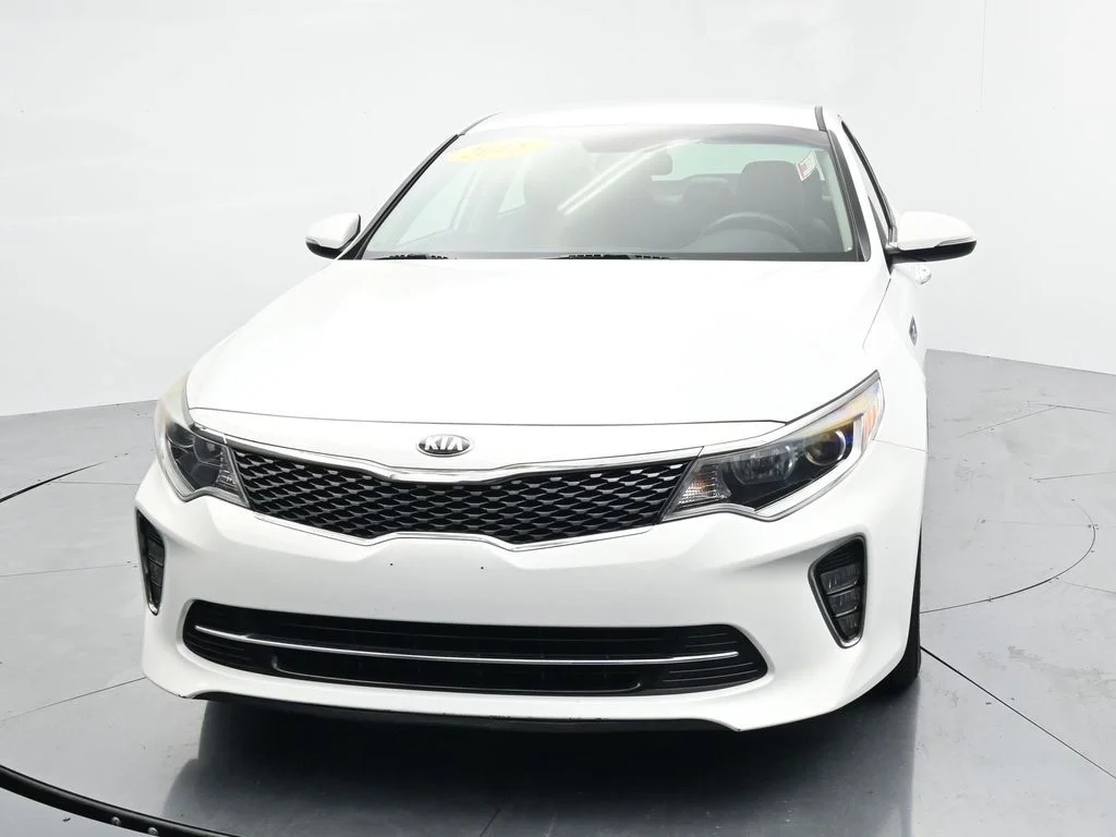 Used 2018 White Kia S image 2