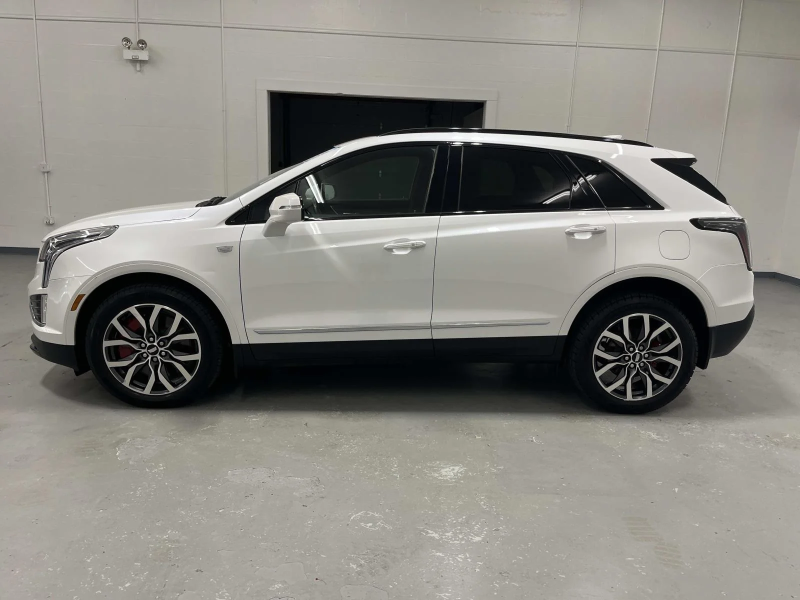 Used 2022 CRYSTAL WHITE TRICOAT Cadillac AWD Sport image 5