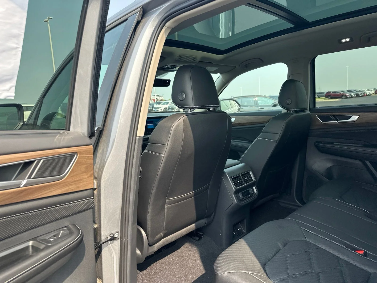 2026 Volkswagen Atlas SE w/Tech - Photo 19