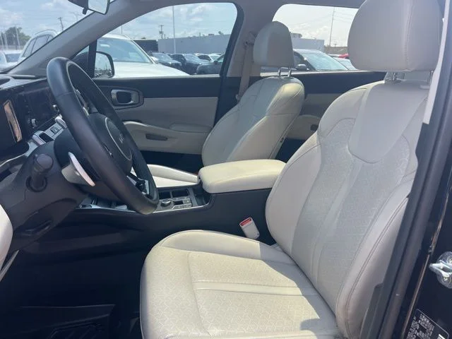 Used 2022 Black Kia EX image 19
