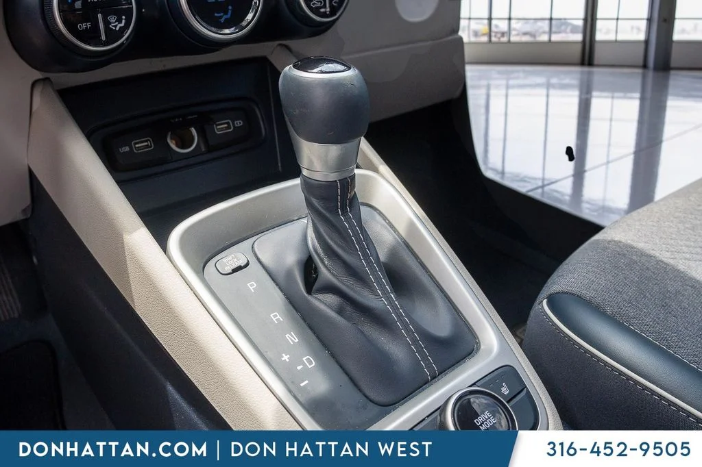 Used 2022 White Hyundai Limited image 12