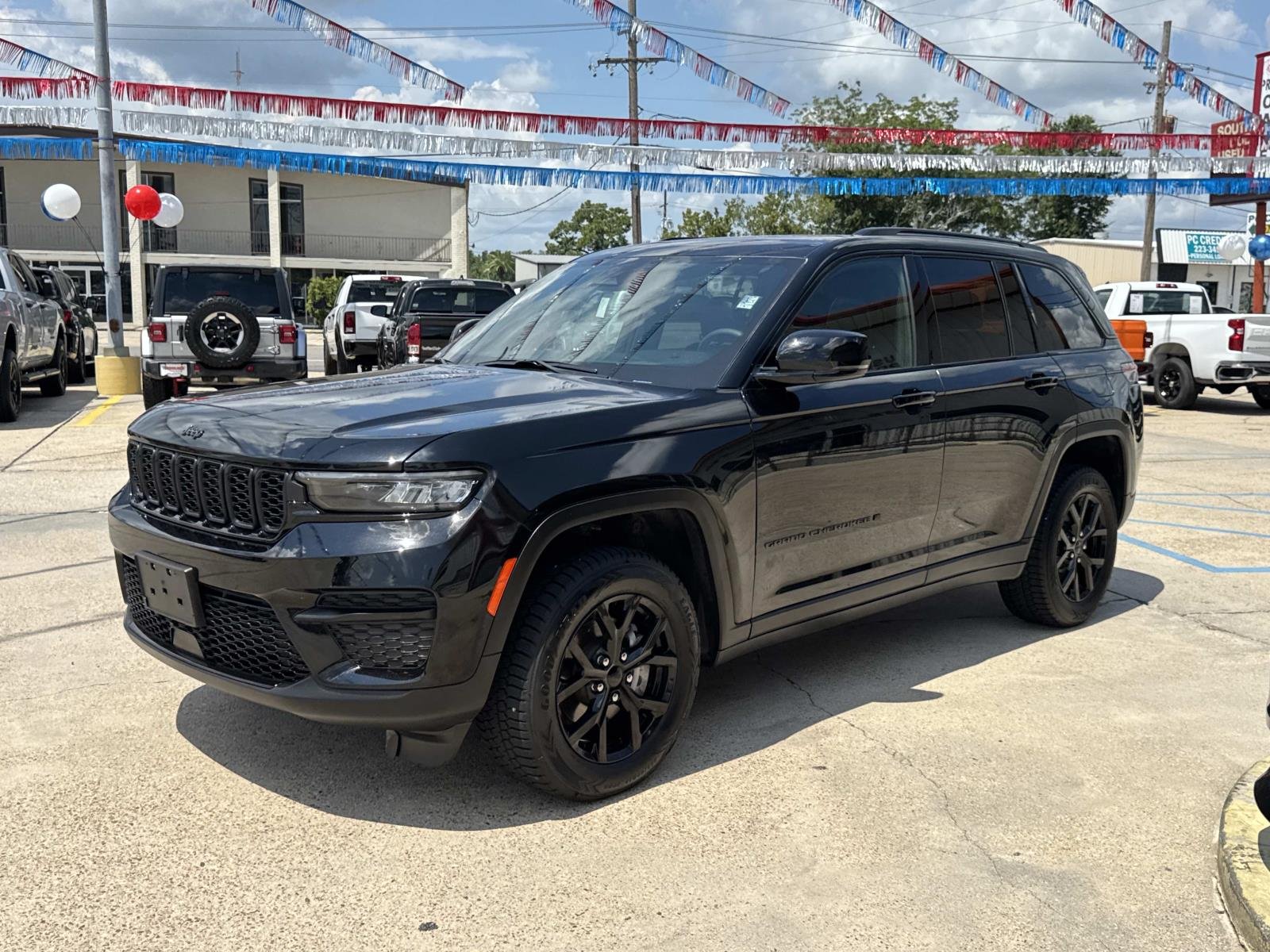 Used 2025 Diamond Black Crystal Pearlcoat Jeep Altitude X image 3
