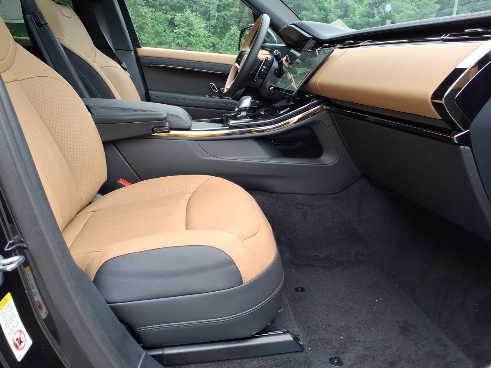 New 2026 Santorini Black LAND ROVER Dynamic SE image 3