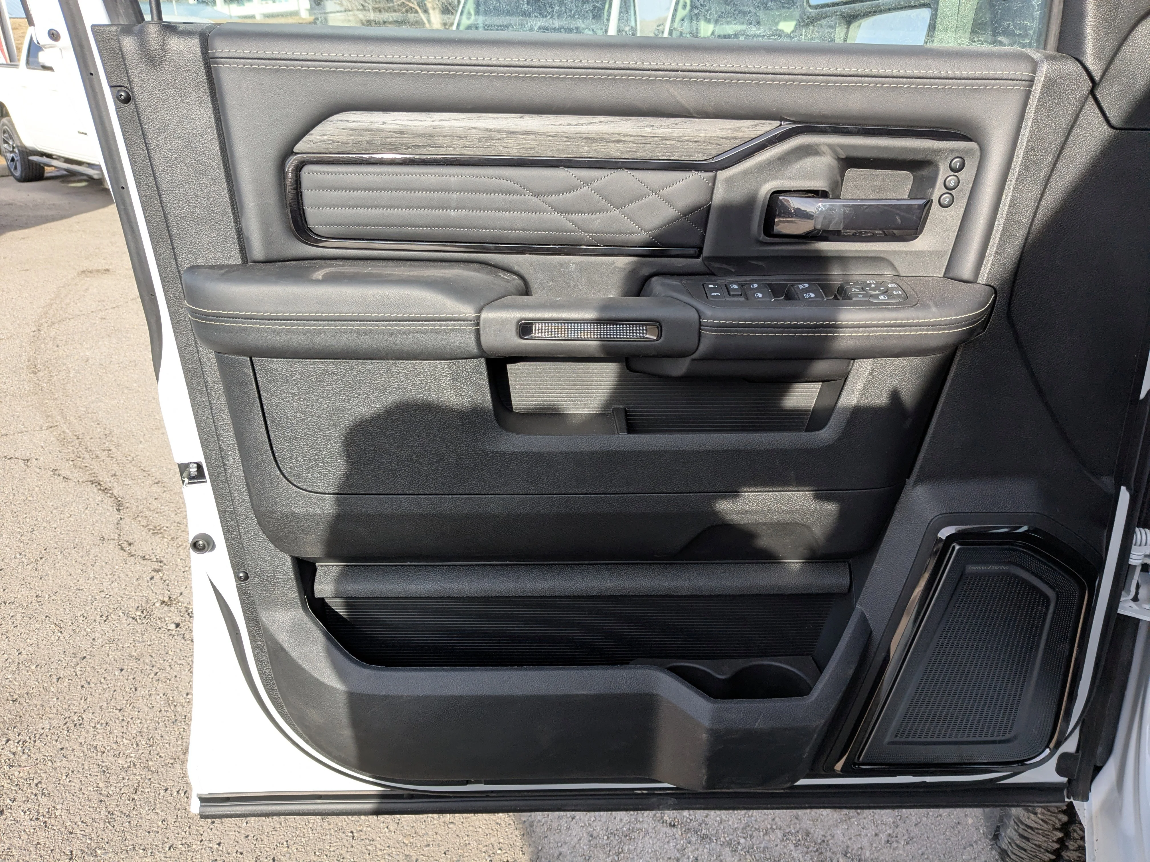 New 2026 White RAM Limited - CUMMINS DIESEL  NIGHT ED.  LEVEL 1 & TOW GRP  DIGITAL REARVIEW MIRROR  SUNROOF image 12