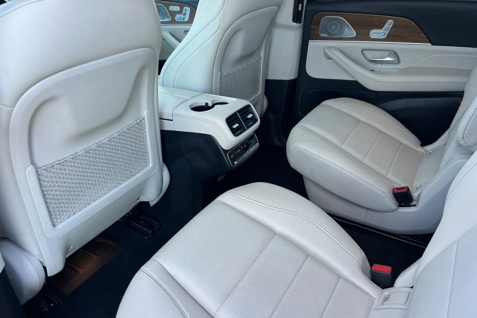 Used 2023 Polar White Mercedes-Benz 4MATIC® image 4