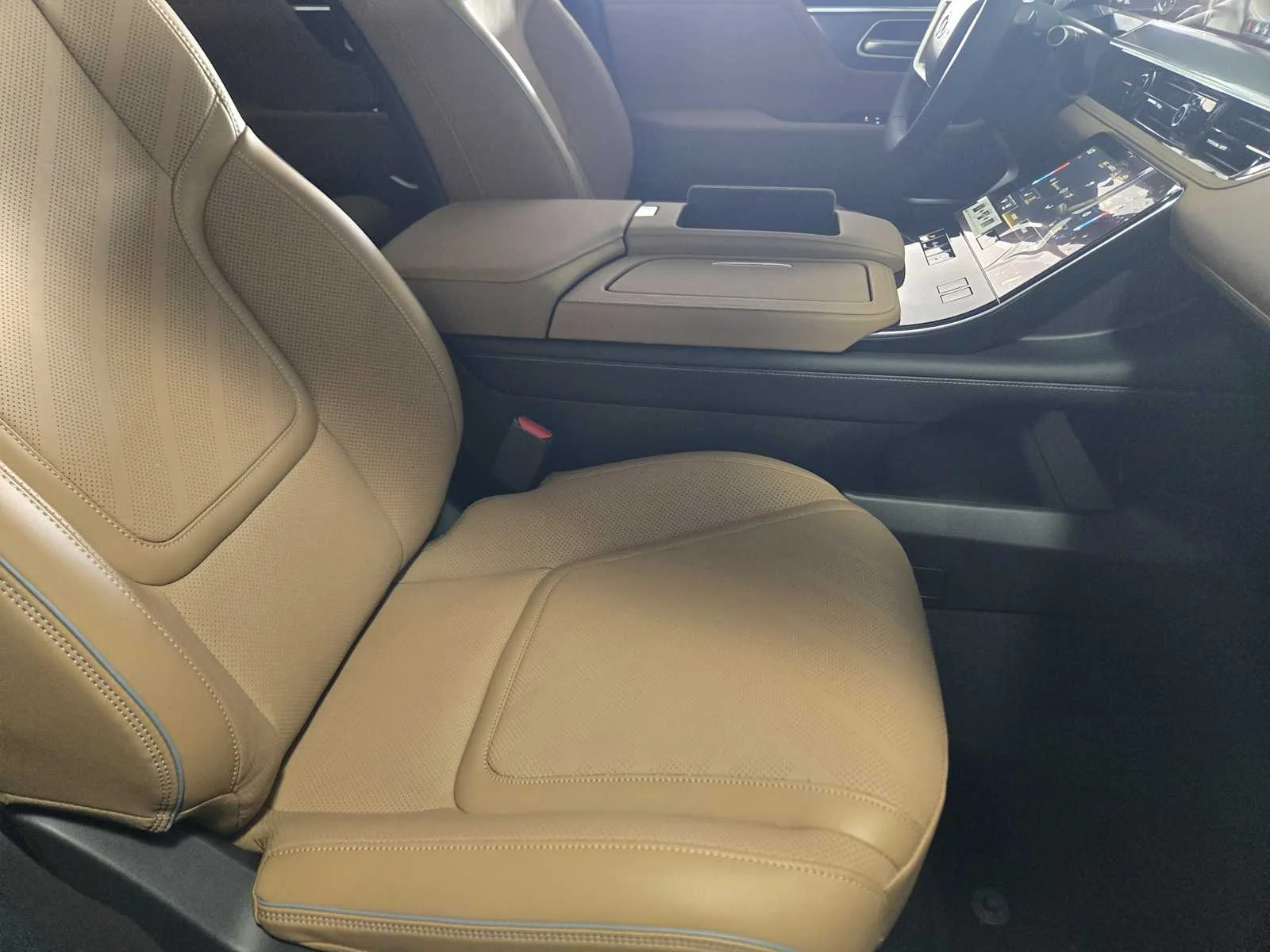 New 2026 RADIANT WHITE INFINITI Luxe 2WD image 9